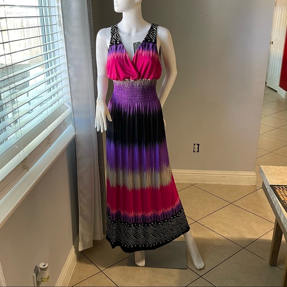 Pink New Women’s striped sleeveless dress size XL
For size 14-16 - Picture 4 of 10